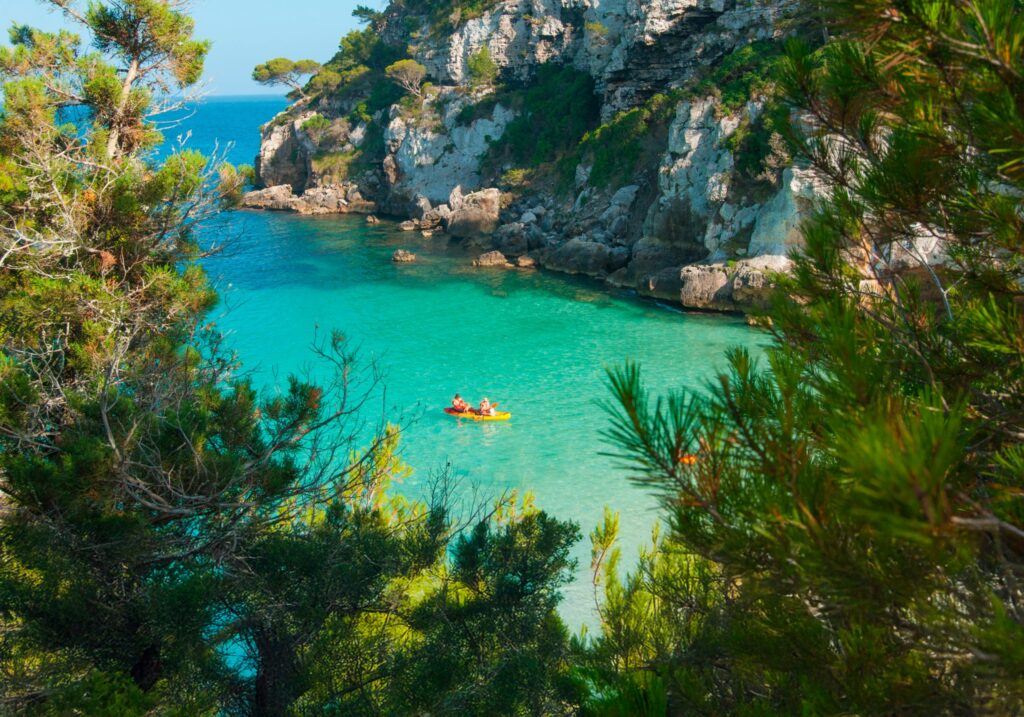 Kayak en Menorca: Explora la isla desde el mar